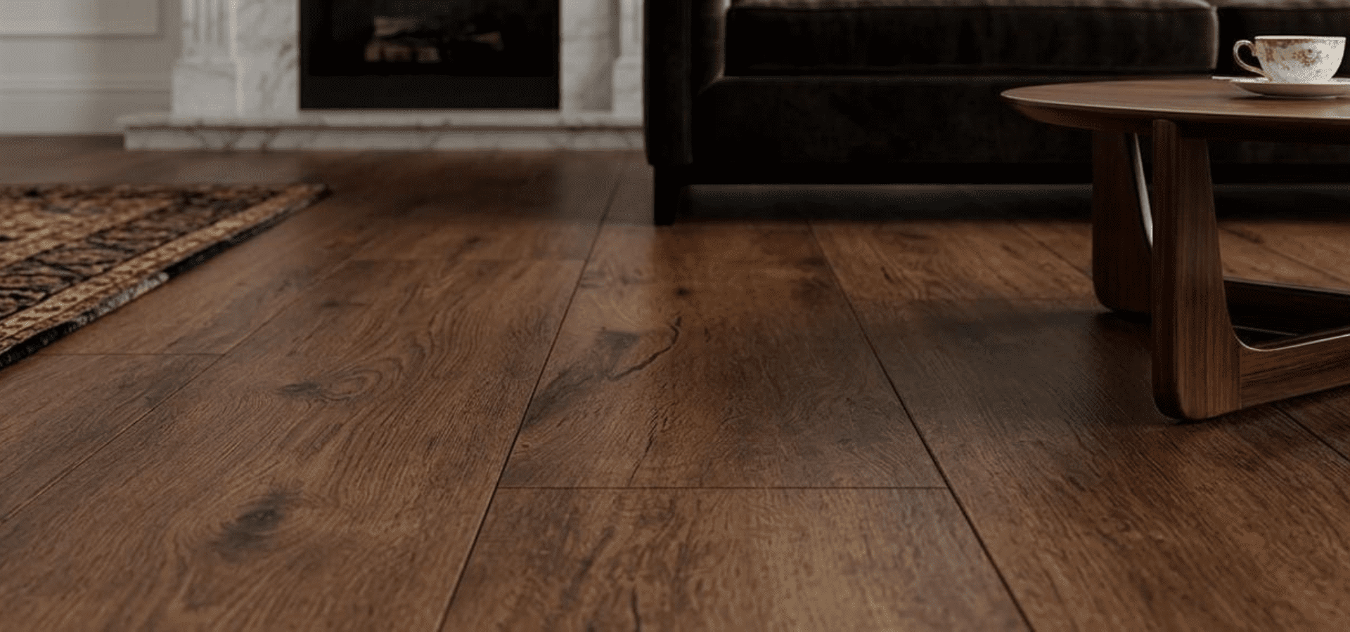 Primer plano de piso spc de madera oscura con vetas naturales en una sala de estar elegante, destacando la textura del material junto a una mesa de centro de madera
