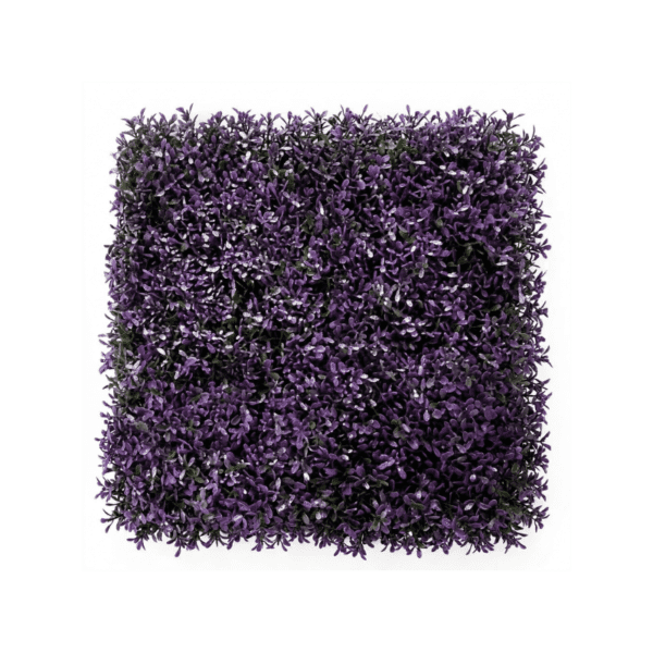 Planta artificial decorativa de hojas verdes frondosas, colocada dentro de una maceta cilíndrica de color blanco.