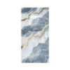 Plancha de revestimiento rectangular con acabado brillante que simula piedra de mármol blanco con vetas grises.