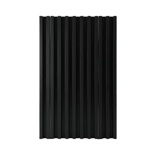Wall panel acanalado de WPC en color negro mate, ideal para revestimiento texturizado de interiores.