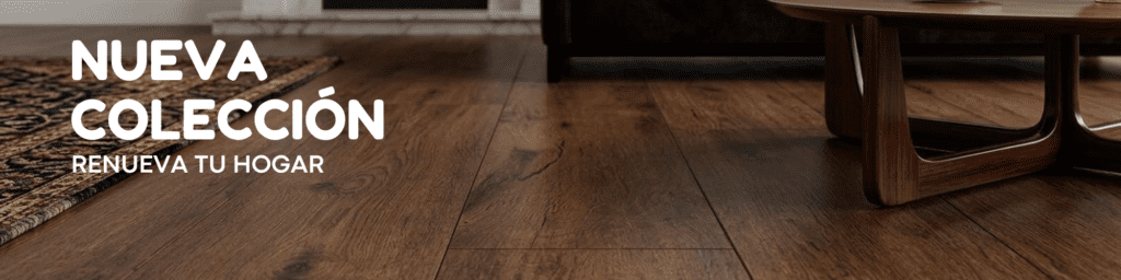 Primer plano de piso spc de madera oscura con vetas naturales en una sala de estar elegante, destacando la textura del material junto a una mesa de centro de madera