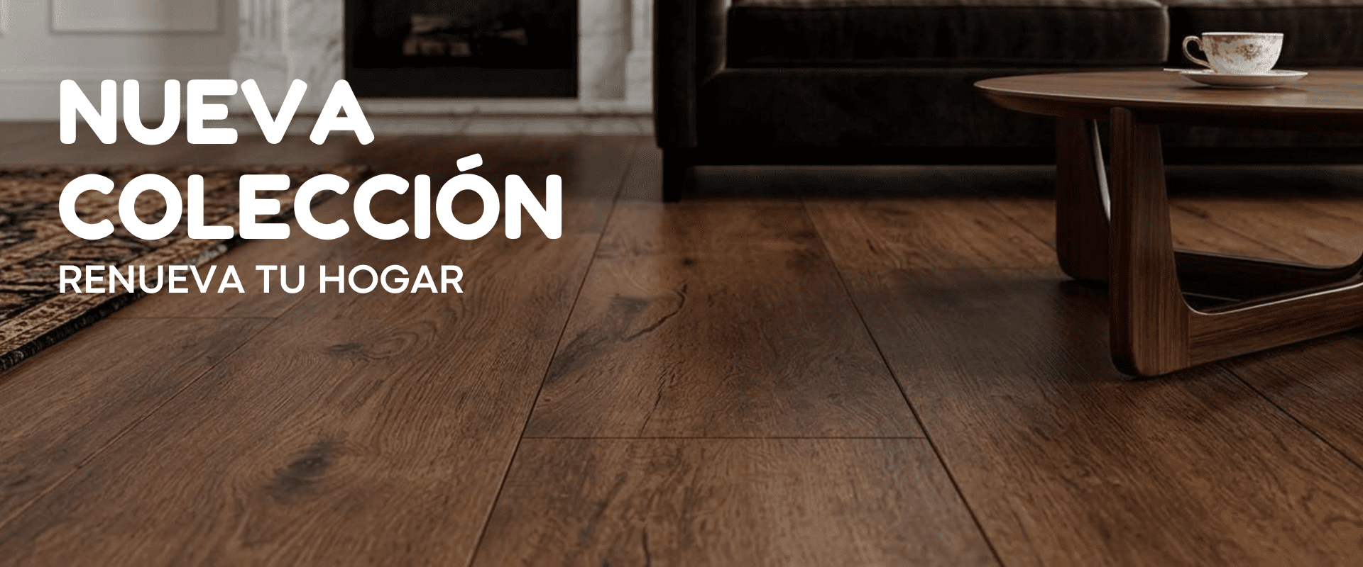 Primer plano de piso spc de madera oscura con vetas naturales en una sala de estar elegante, destacando la textura del material junto a una mesa de centro de madera