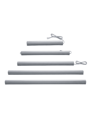 Cinco tiras de luces LED rígidas de color gris plateado, mostradas en diferentes longitudes, organizadas en una formación piramidal sobre un fondo blanco.