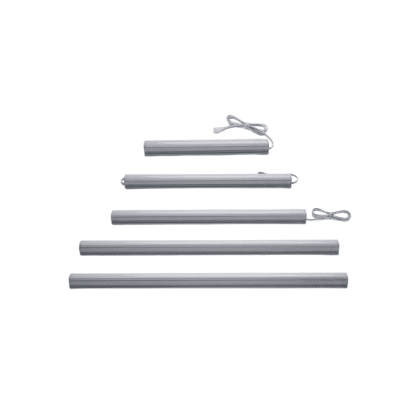 Cinco tiras de luces LED rígidas de color gris plateado, mostradas en diferentes longitudes, organizadas en una formación piramidal sobre un fondo blanco.